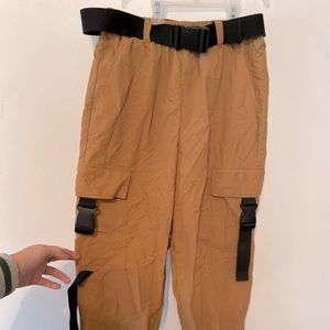 Forever21 tan cargo joggers with belt size medium